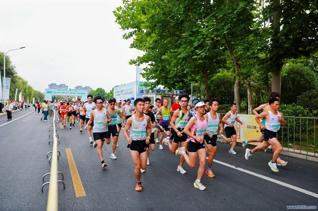 干预健身跑的选手们在比赛中。 图片开首：算作把持方供图