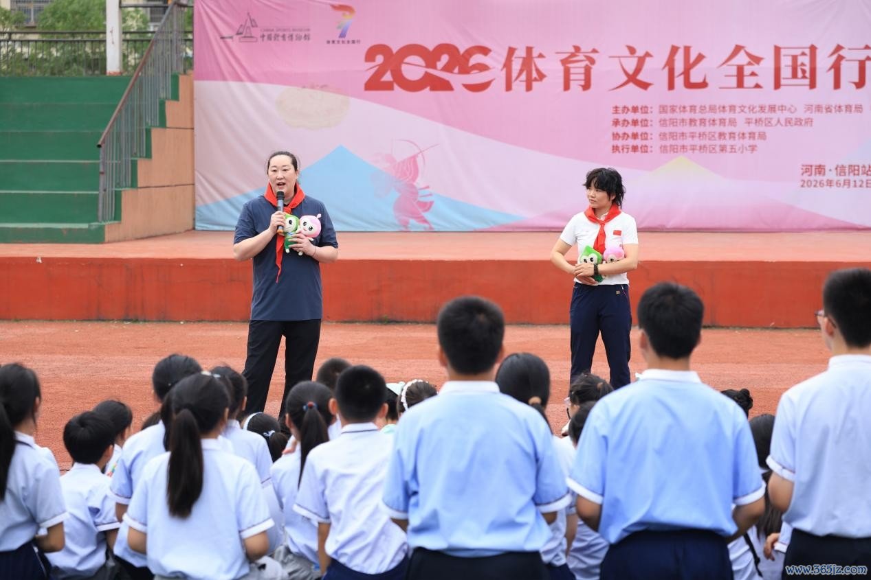 宋妮娜（左）、鲍善菊与学生们一样。图片开首：算作把持方供图